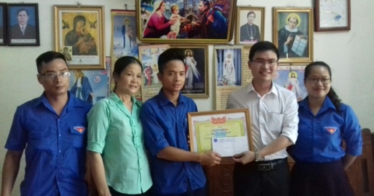 Huyện đoàn Mê Linh tặng giấy khen đoàn viên dũng cảm cứu bạn đuối nước