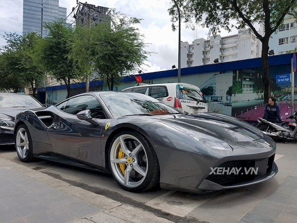 Ferrari 488 GTB màu xám của Cường Đô La xuống phố ngày lễ 2/9