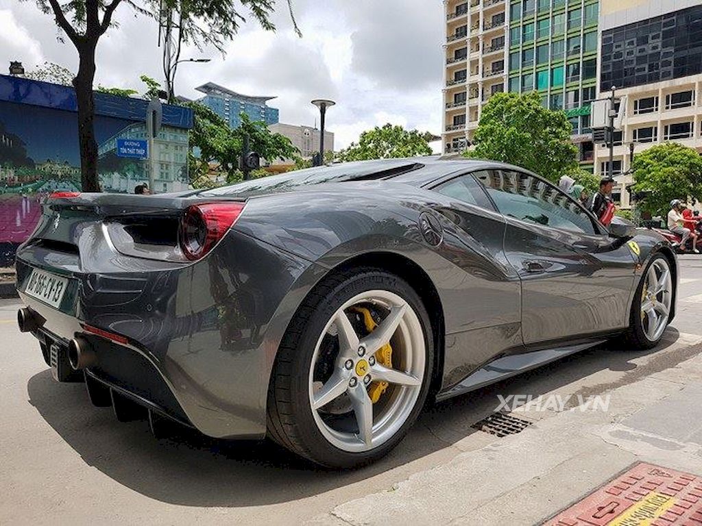 Ferrari 488 GTB màu xám của Cường Đô La xuống phố ngày lễ 2/9