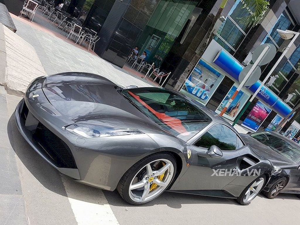 Ferrari 488 GTB màu xám của Cường Đô La xuống phố ngày lễ 2/9