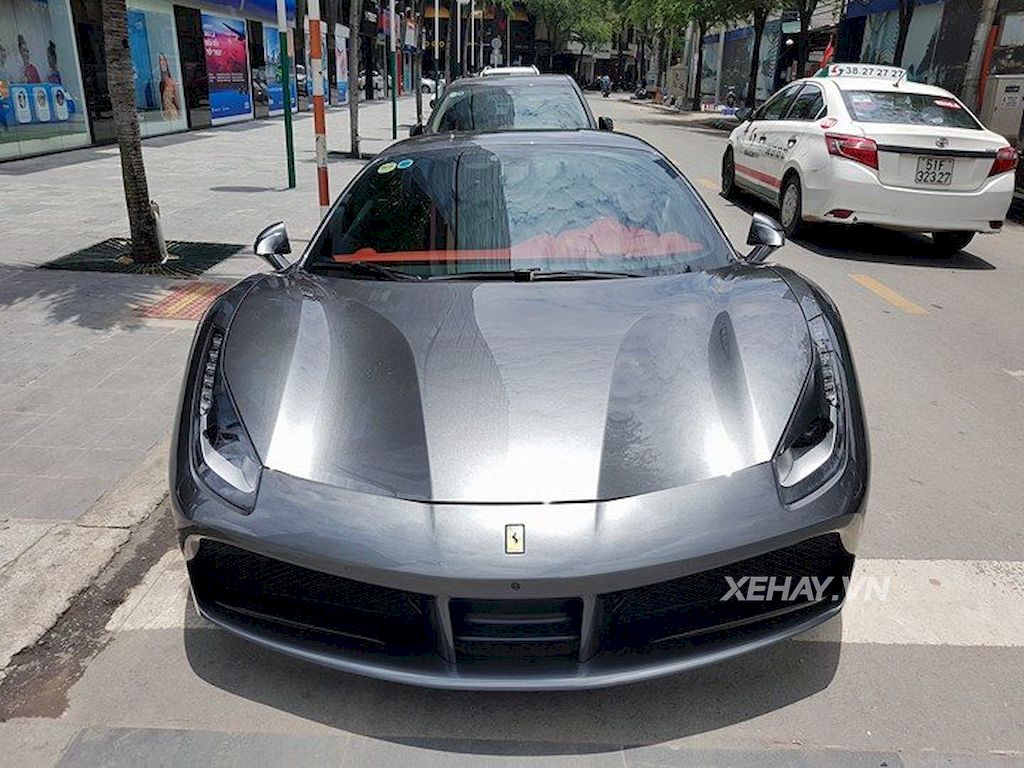 Ferrari 488 GTB màu xám của Cường Đô La xuống phố ngày lễ 2/9