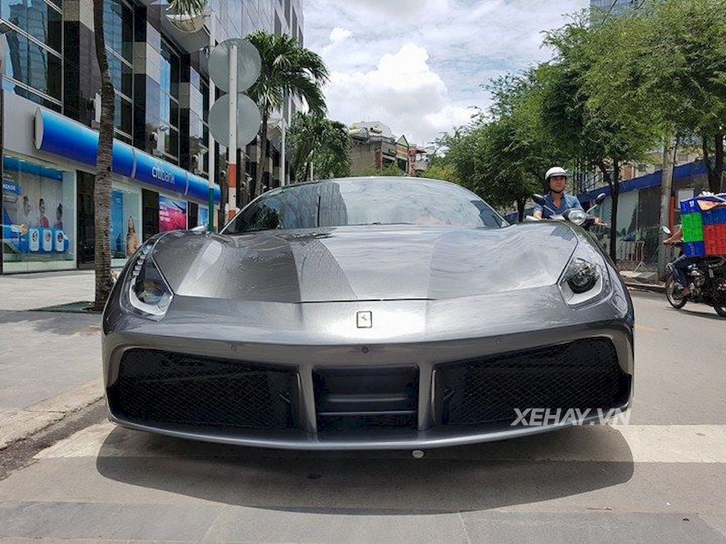 Ferrari 488 GTB màu xám của Cường Đô La xuống phố ngày lễ 2/9