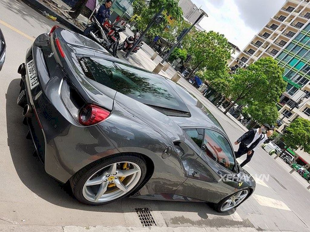 Ferrari 488 GTB màu xám của Cường Đô La xuống phố ngày lễ 2/9