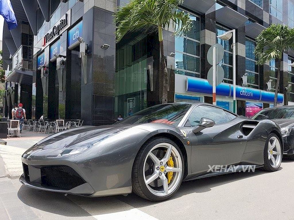 Ferrari 488 GTB màu xám của Cường Đô La xuống phố ngày lễ 2/9