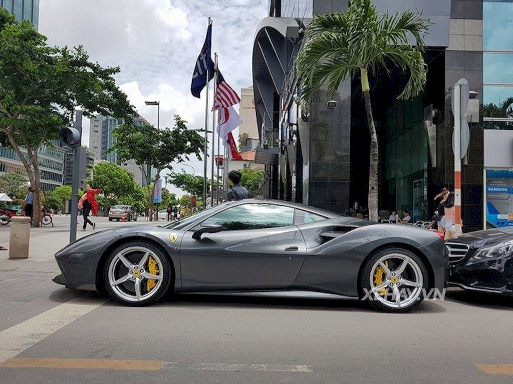 Ferrari 488 GTB màu xám của Cường Đô La xuống phố ngày lễ 2/9