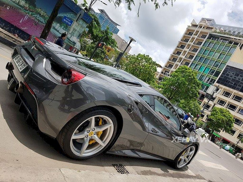 Ferrari 488 GTB màu xám của Cường Đô La xuống phố ngày lễ 2/9