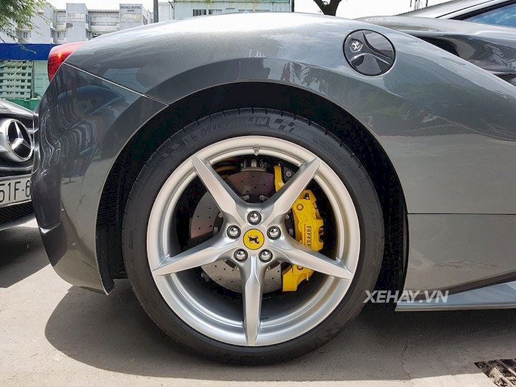 Ferrari 488 GTB màu xám của Cường Đô La xuống phố ngày lễ 2/9