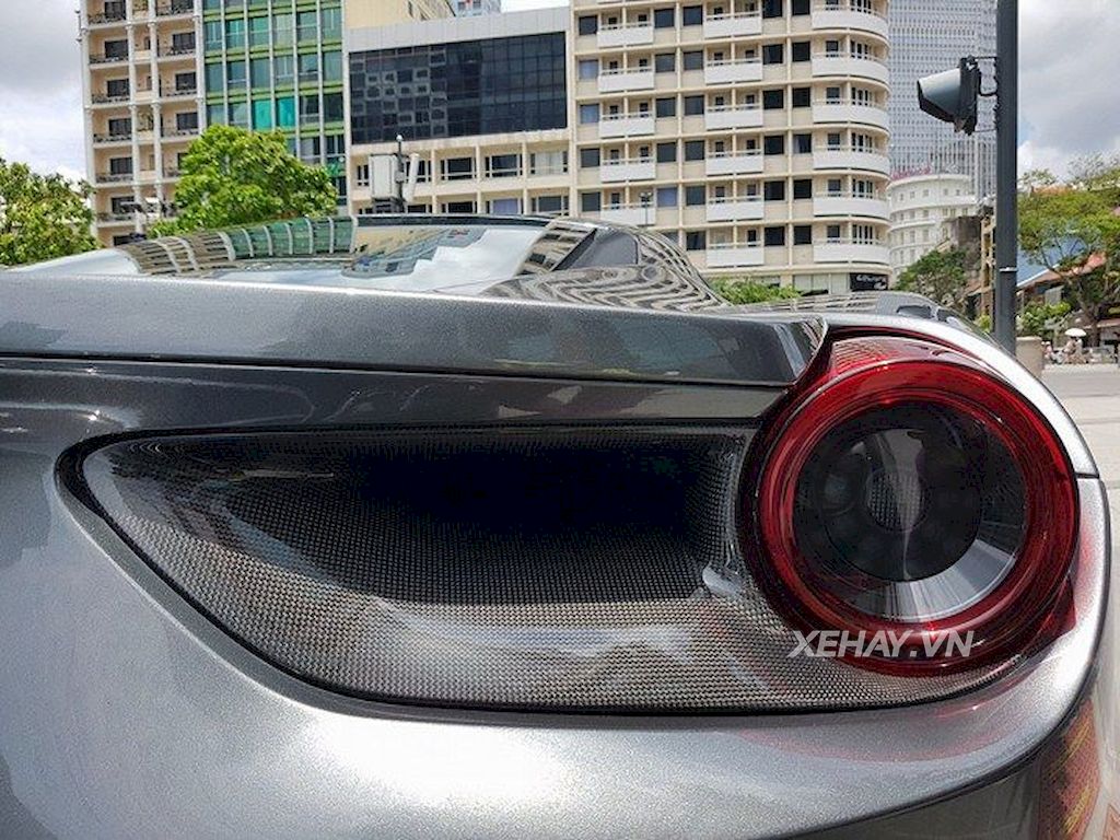 Ferrari 488 GTB màu xám của Cường Đô La xuống phố ngày lễ 2/9
