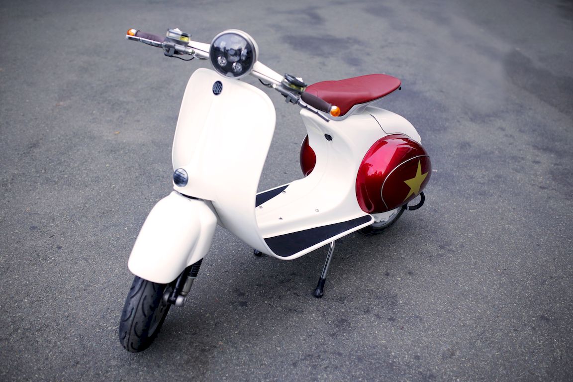 BUZZ 1 - xe máy điện mang kiểu dáng Vespa cổ được sản xuất tại Việt Nam