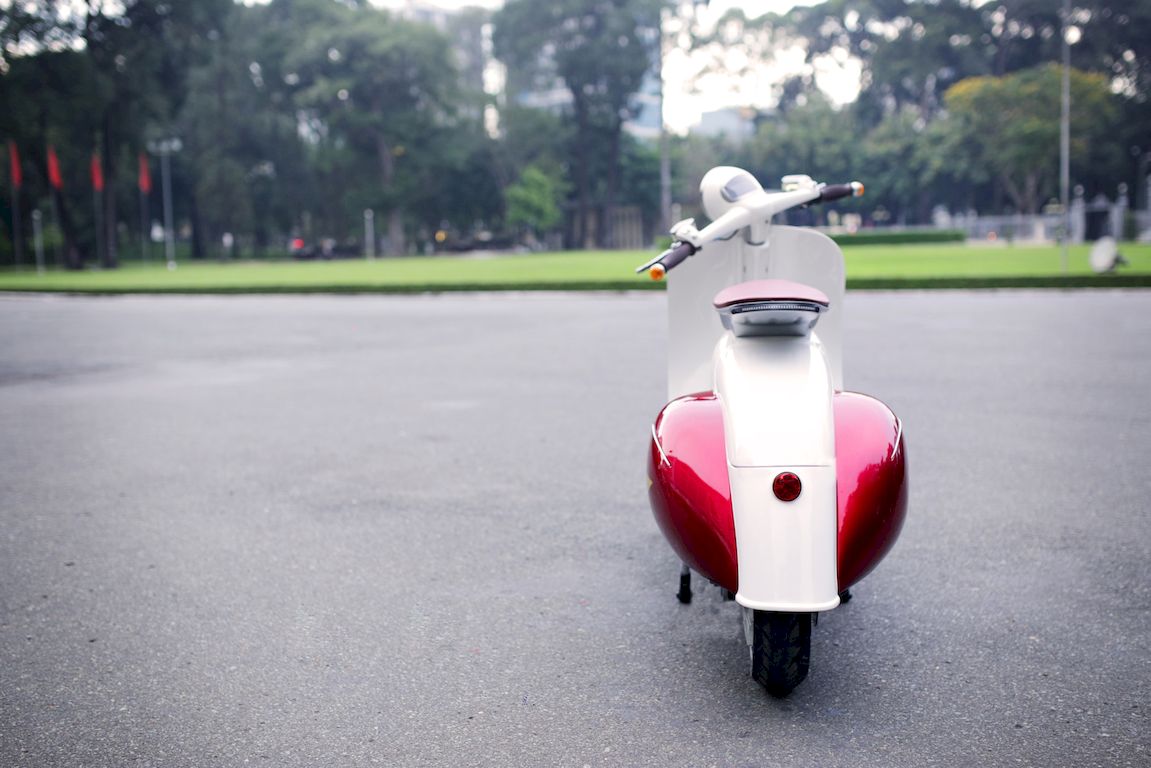 BUZZ 1 - xe máy điện mang kiểu dáng Vespa cổ được sản xuất tại Việt Nam