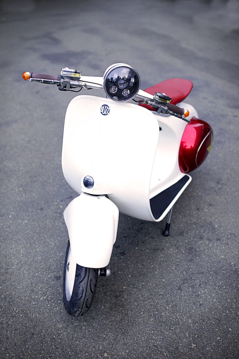 BUZZ 1 - xe máy điện mang kiểu dáng Vespa cổ được sản xuất tại Việt Nam
