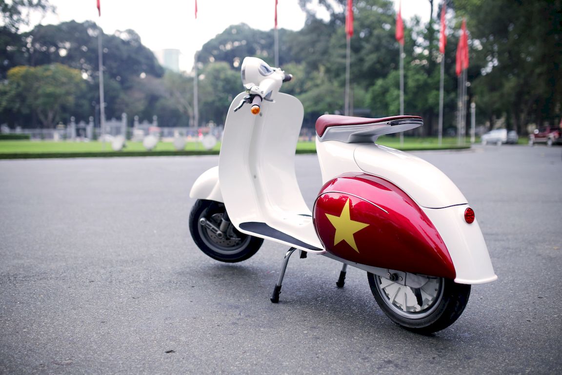 BUZZ 1 - xe máy điện mang kiểu dáng Vespa cổ được sản xuất tại Việt Nam