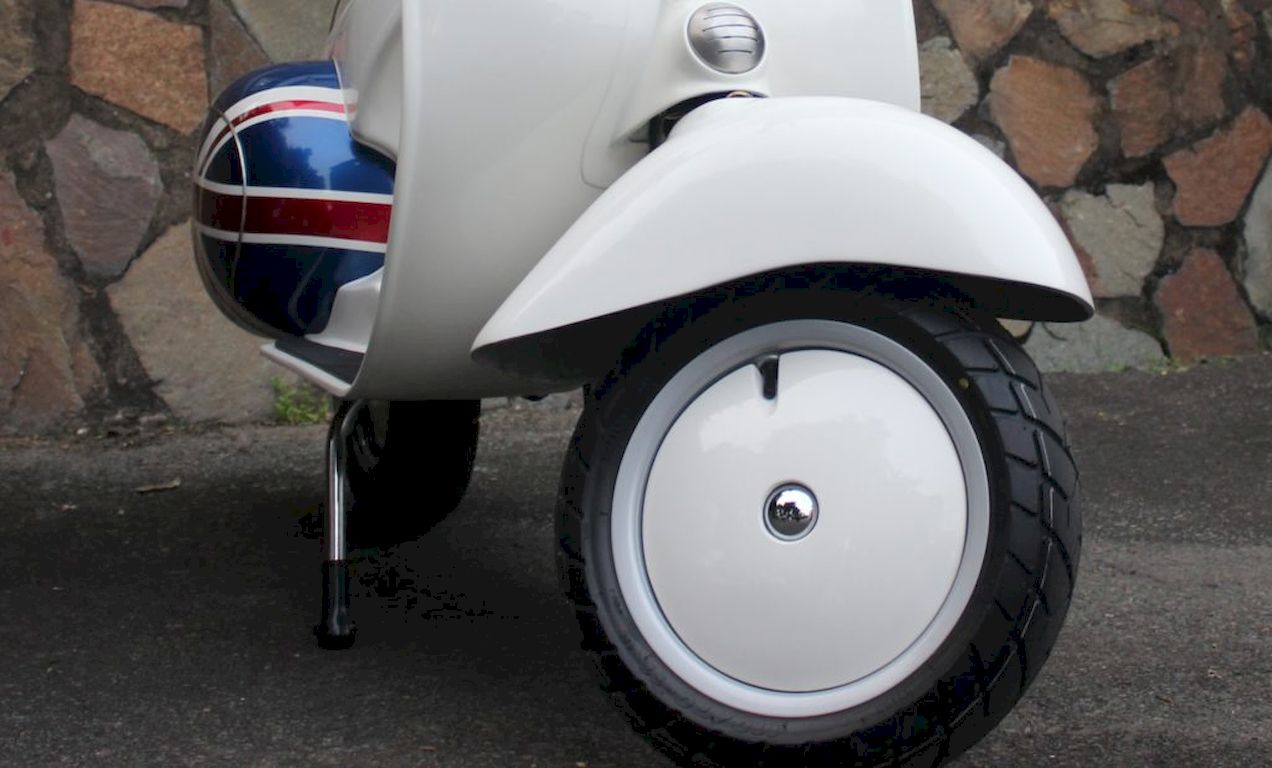 BUZZ 1 - xe máy điện mang kiểu dáng Vespa cổ được sản xuất tại Việt Nam