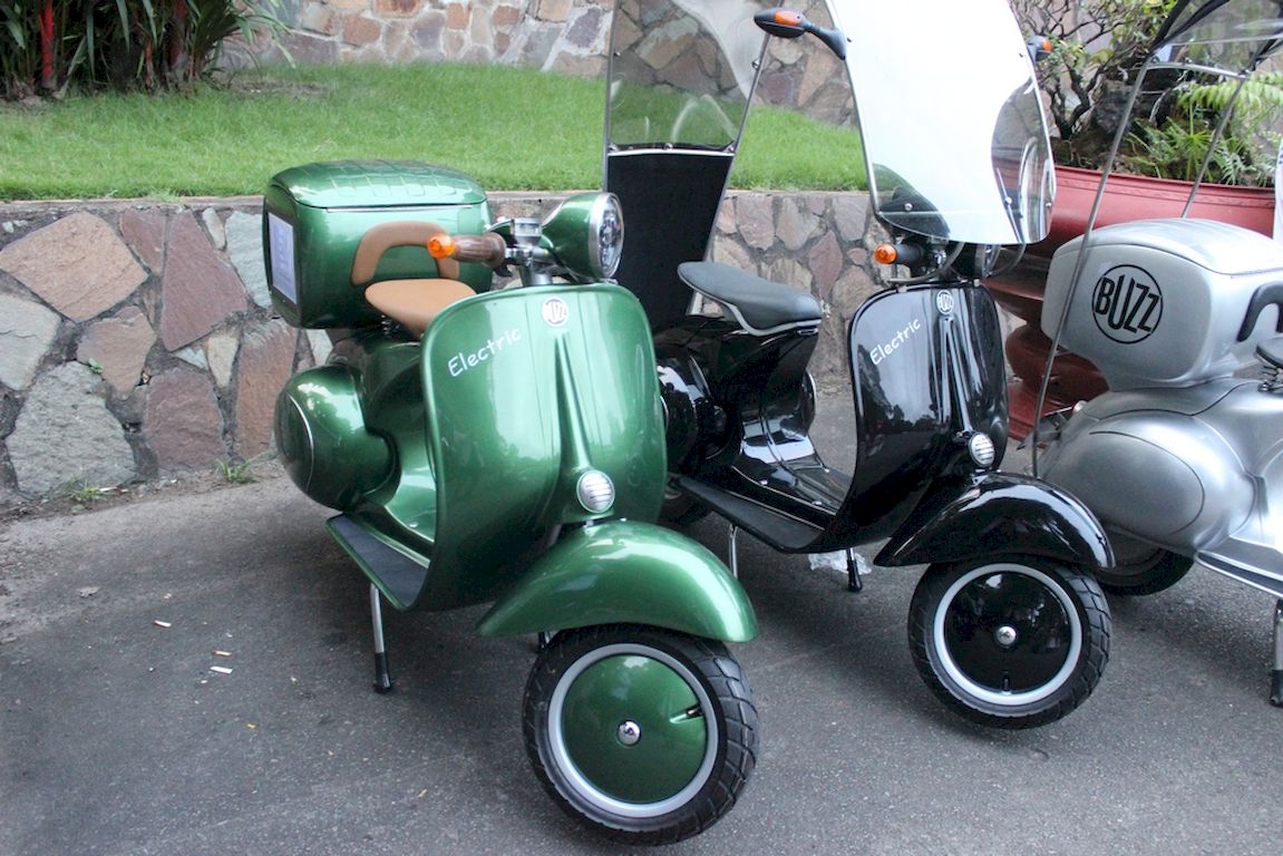BUZZ 1 - xe máy điện mang kiểu dáng Vespa cổ được sản xuất tại Việt Nam