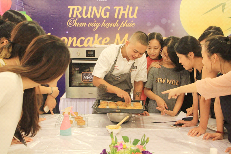 Học làm bánh Trung thu vòng quanh châu Á cùng Tràng Tiền Plaza