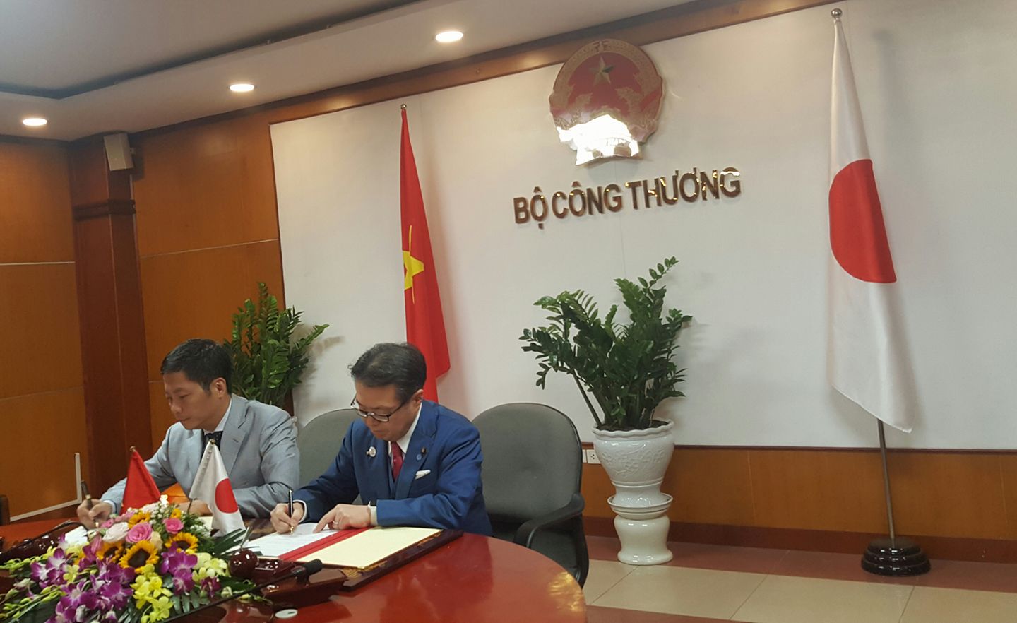 Bộ trưởng Bộ Công Thương hội đàm với Bộ trưởng Bộ Kinh tế, Thương mại và Công nghiệp Nhật Bản