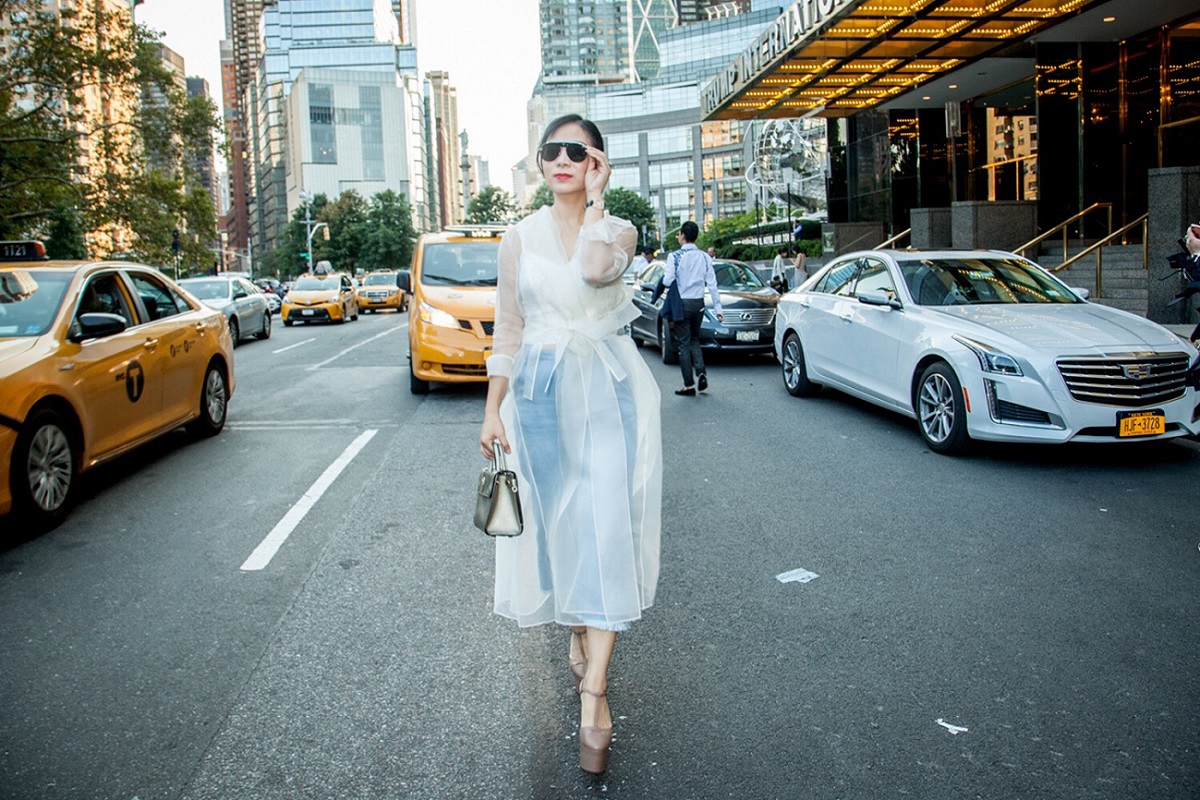 Doanh nhân Lưu Nga dự Tuần lễ thời trang New York cùng Paris Hilton