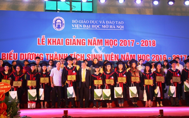 Viện Đại học Mở Hà Nội tưng bừng khai giảng năm học mới