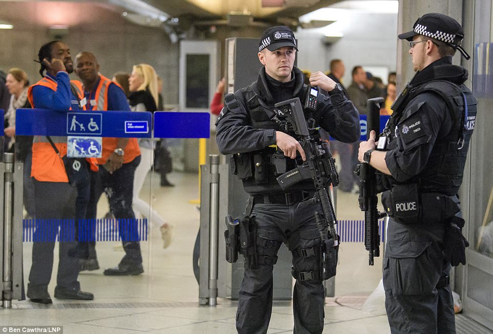 Anh tăng cường an ninh sau vụ đánh bom tàu điện ngầm ở London