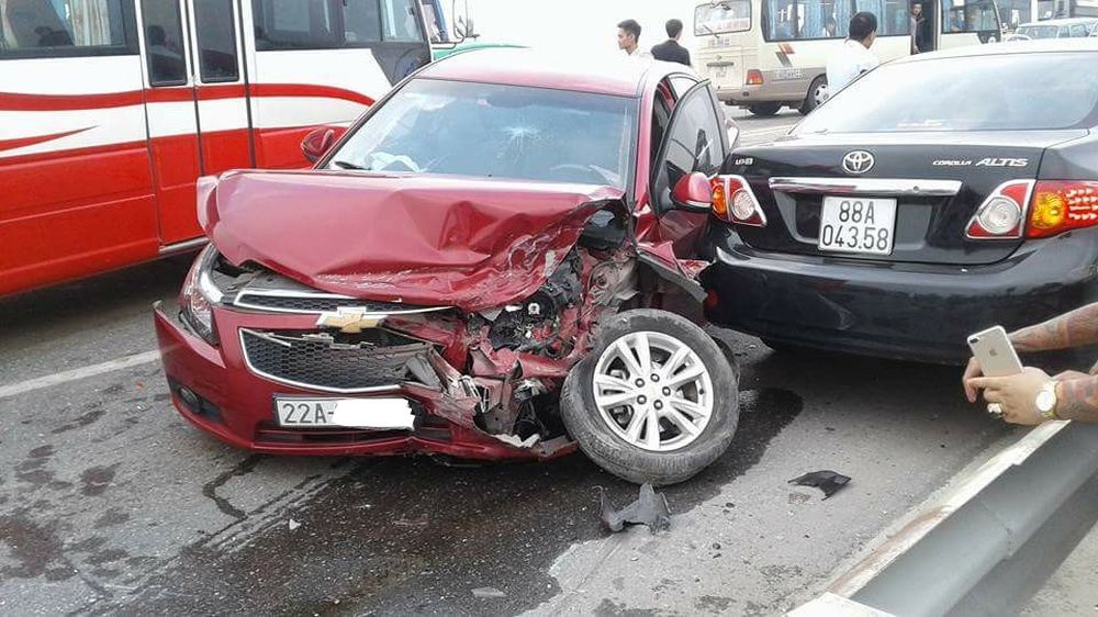 Hà Nội: Chevrolet Cruze lấn làn đâm trực diện vào Toyota Corolla Altis khiến hai xe hư hỏng nặng