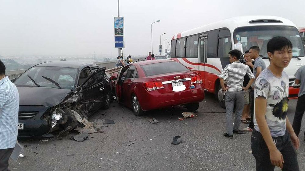 Hà Nội: Chevrolet Cruze lấn làn đâm trực diện vào Toyota Corolla Altis khiến hai xe hư hỏng nặng