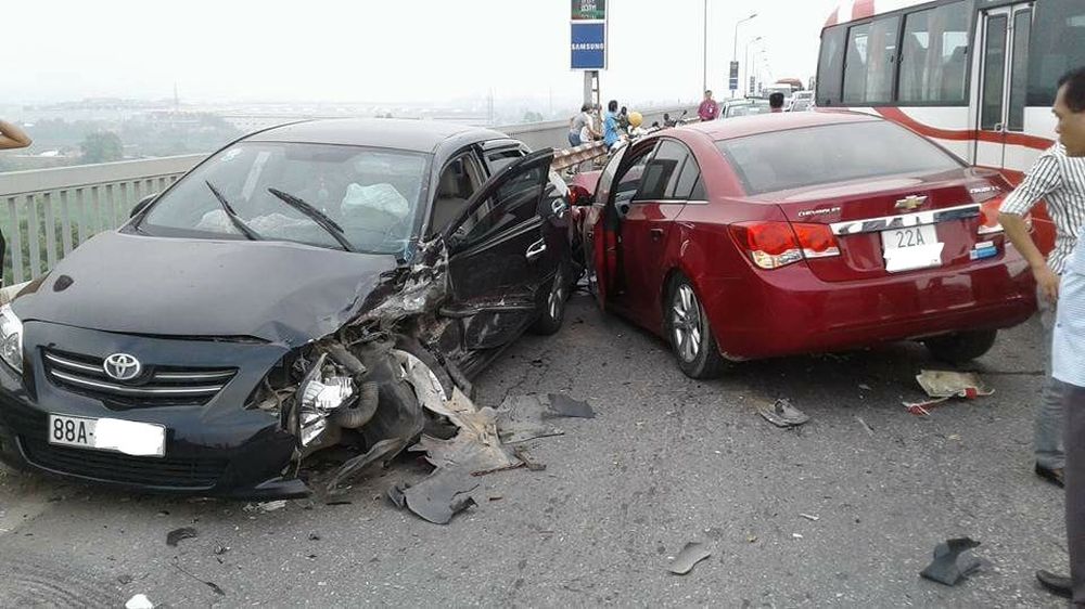 Hà Nội: Chevrolet Cruze lấn làn đâm trực diện vào Toyota Corolla Altis khiến hai xe hư hỏng nặng