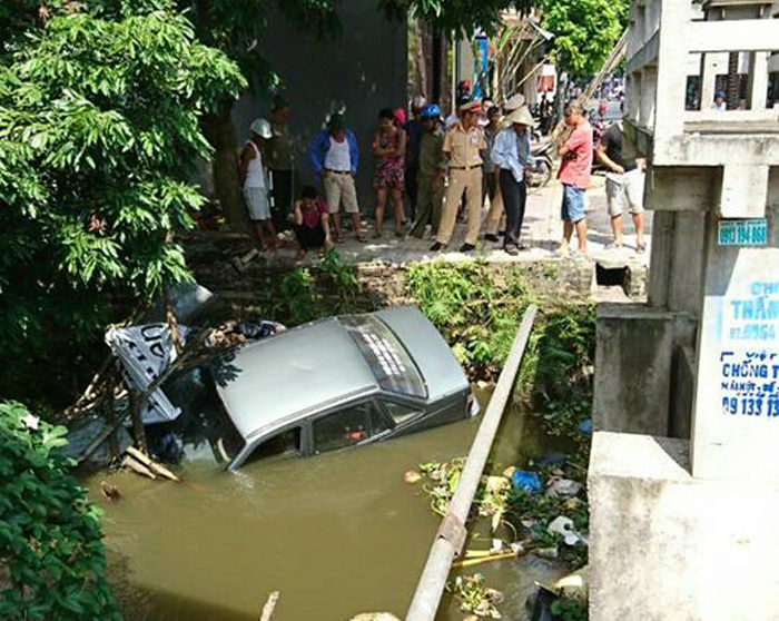 Thái Bình: Xe tập lái lao xuống mương, 5 người may mắn thoát nạn