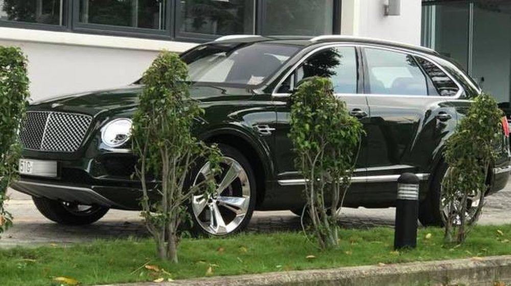 Bentley Bentay ga màu xanh lục độc nhất Việt Nam ra biển trắng