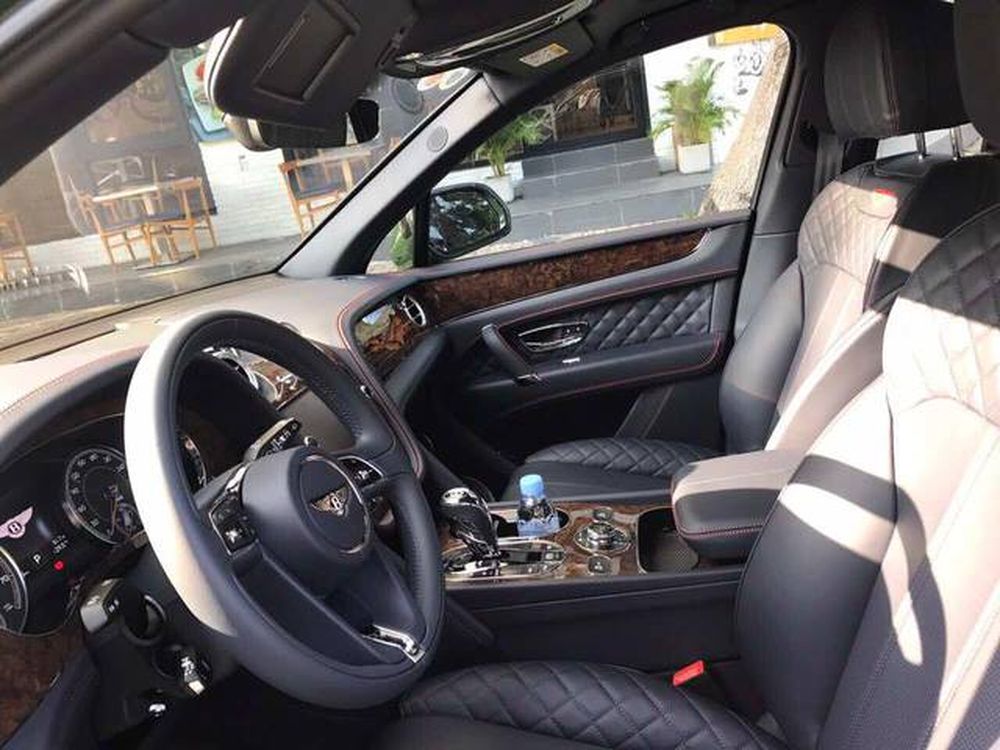 Bentley Bentay ga màu xanh lục độc nhất Việt Nam ra biển trắng