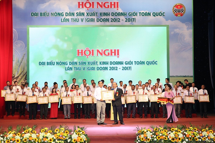 PTT Trương Hòa Bình biểu dương 300 bông hoa đẹp tô thắm truyền thống cần cù, sáng tạo của người Việt Nam