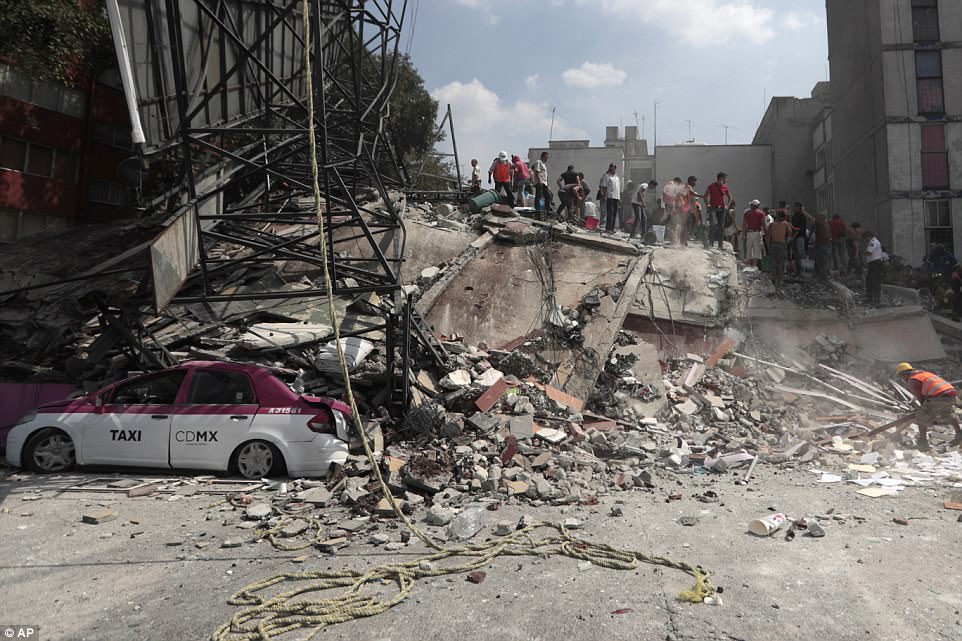 Động đất khiến hàng trăm tòa nhà đổ sụp ở Mexico, hơn 139 người chết