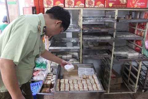 Kiểm tra cơ sở sản xuất, kinh doanh bánh Trung thu tại quận Tây Hồ