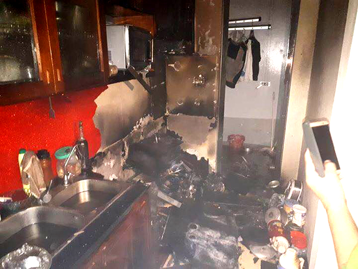 Hà Nội: Cháy căn hộ trên tầng 12, cư dân đập cửa gọi nhau tháo chạy