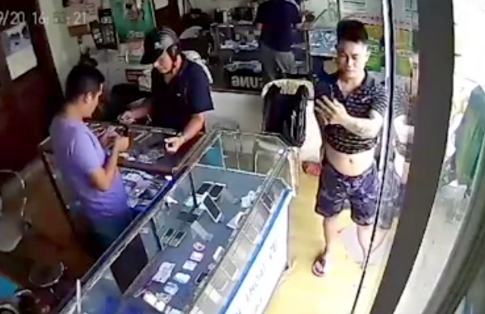 Triệu tập đối tượng lợi dụng sơ hở của chủ cửa hàng “cướp” máy  điện thoại iPhone