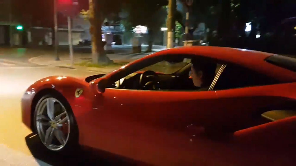 Ferrari 488 GTB của ca sĩ Tuấn Hưng được dạo phố ngay khi về Thủ đô