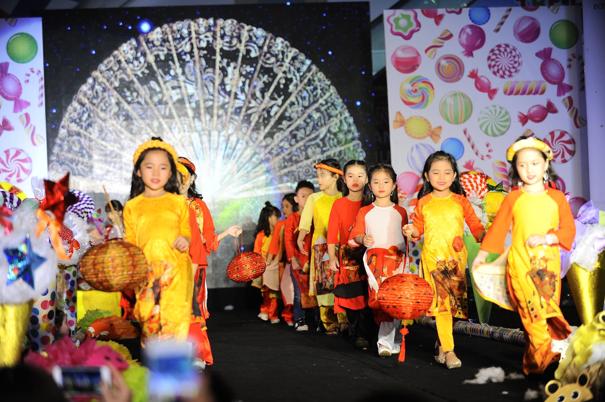 150 nhóc tỳ Hà Thành tự tin sải bước trên sàn catwalk