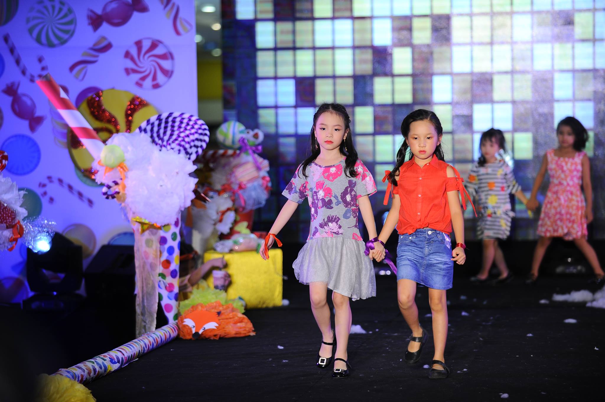 150 nhóc tỳ Hà Thành tự tin sải bước trên sàn catwalk