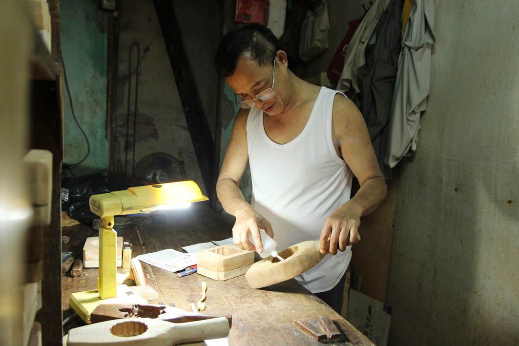 Người 40 năm giữ nghề làm khuôn bánh truyền thống