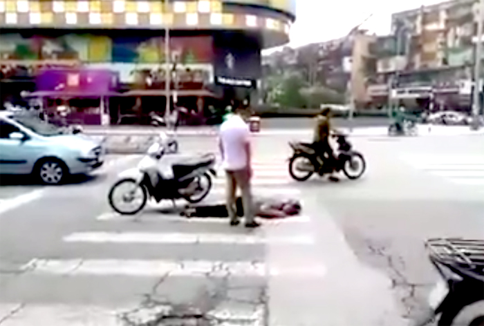 Gây tai nạn khiến cụ ông nguy kịch, đôi nam nữ phóng xe bỏ chạy