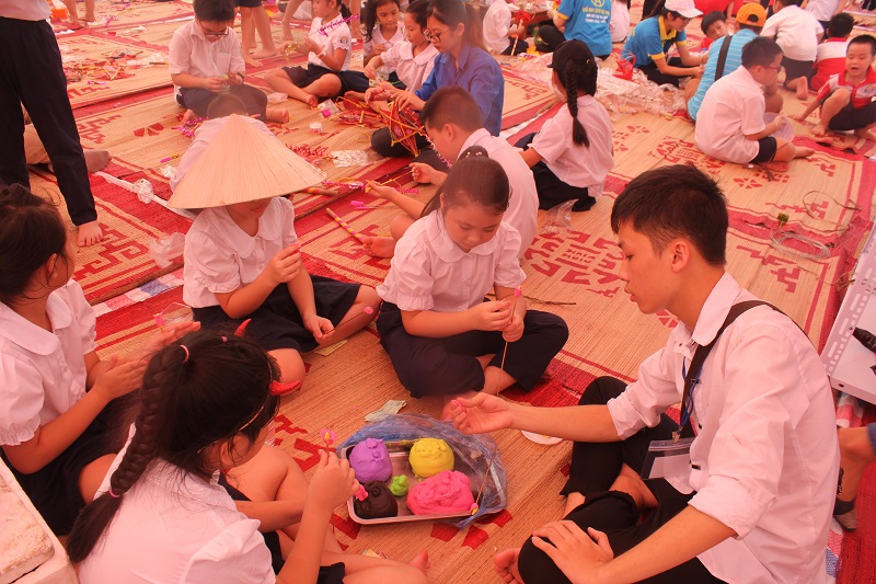 Thiếu nhi khám phá Tết Trung thu truyền thống tại Hoàng Thành Thăng Long