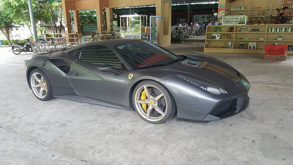 Ferrari 488 GTB của Cường Đô La liên tục bị thủng lốp trên đường đi dự