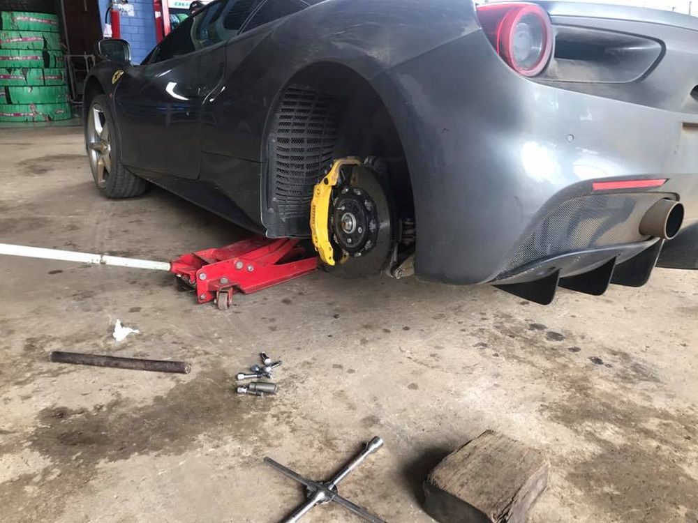 Ferrari 488 GTB của Cường Đô La liên tục bị thủng lốp trên đường đi dự 