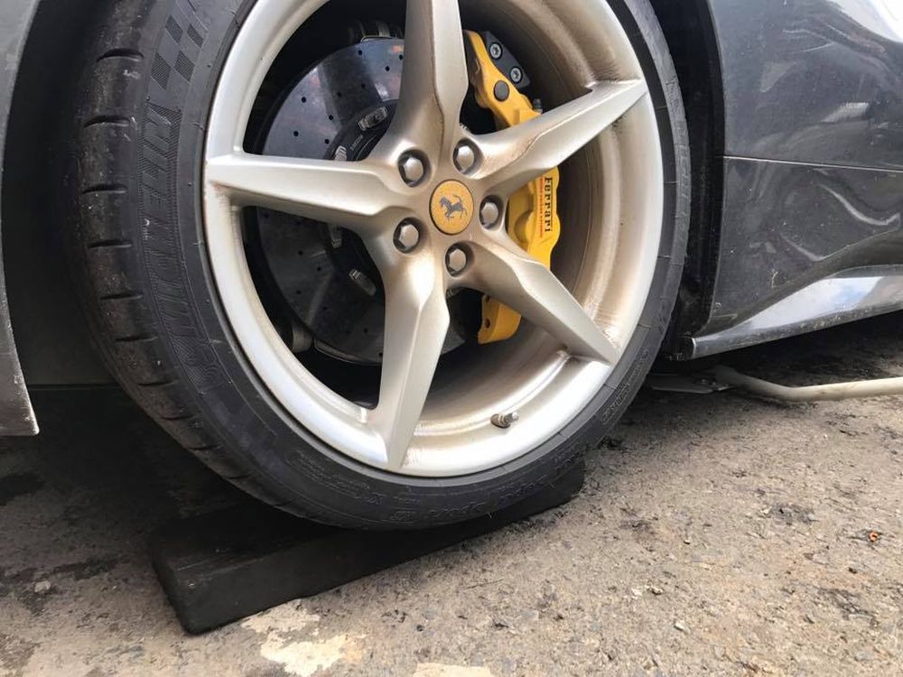 Ferrari 488 GTB của Cường Đô La liên tục bị thủng lốp trên đường đi dự 