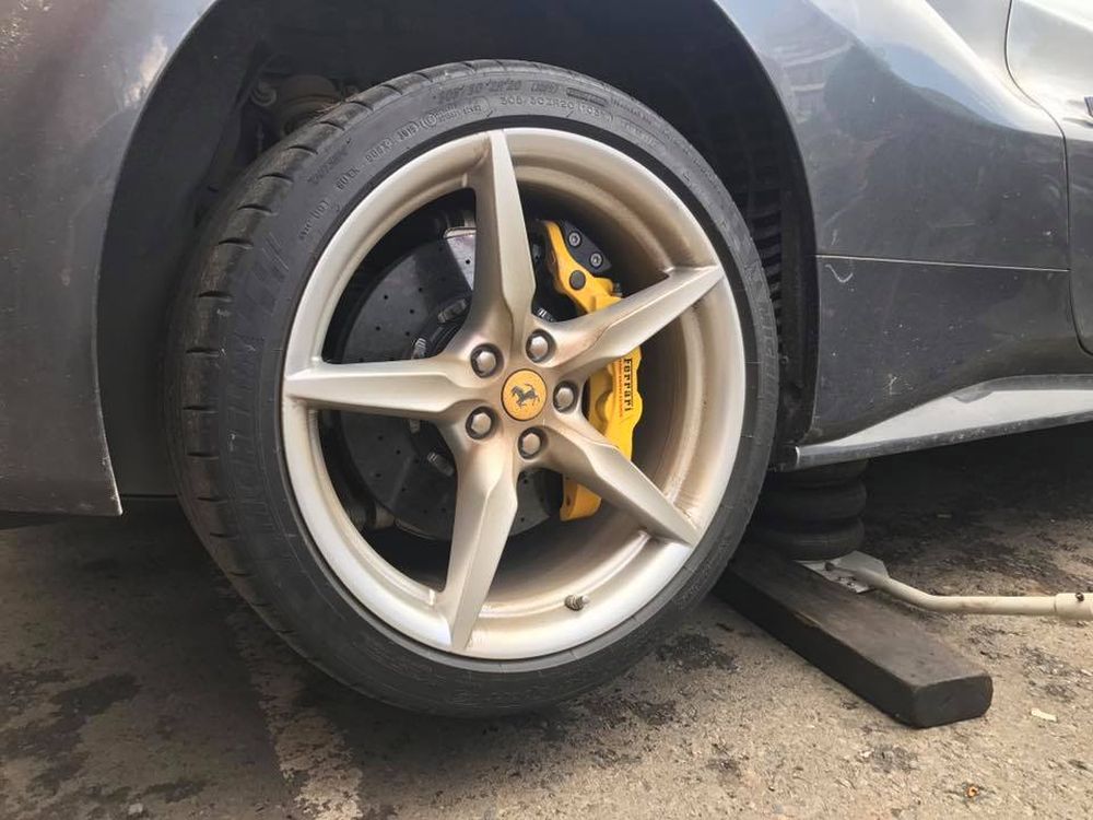 Ferrari 488 GTB của Cường Đô La liên tục bị thủng lốp trên đường đi dự 