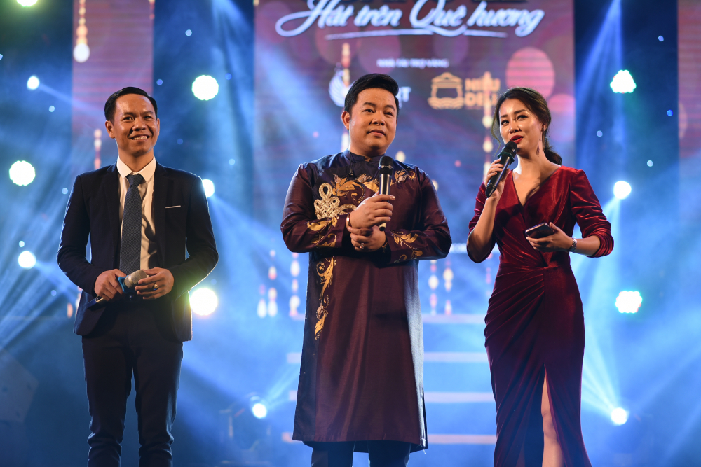 2 MC duyên dáng Quỳnh Chi, Việt Hồ trong vai trò dẫn dắt câu chuyện của nam ca sĩ