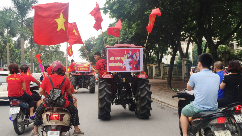 Rất nhiều cổ động viên đã đổ ra đường để chào đón các cầu thủ U23 Việt Nam về nước.