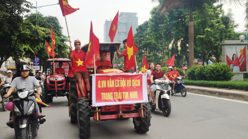 Những cổ động viên đã trang trí cho những chiếc máy kéo này nhiều màu sắc sặc sỡ , nổi bật nhất là cờ đỏ sao vàng.