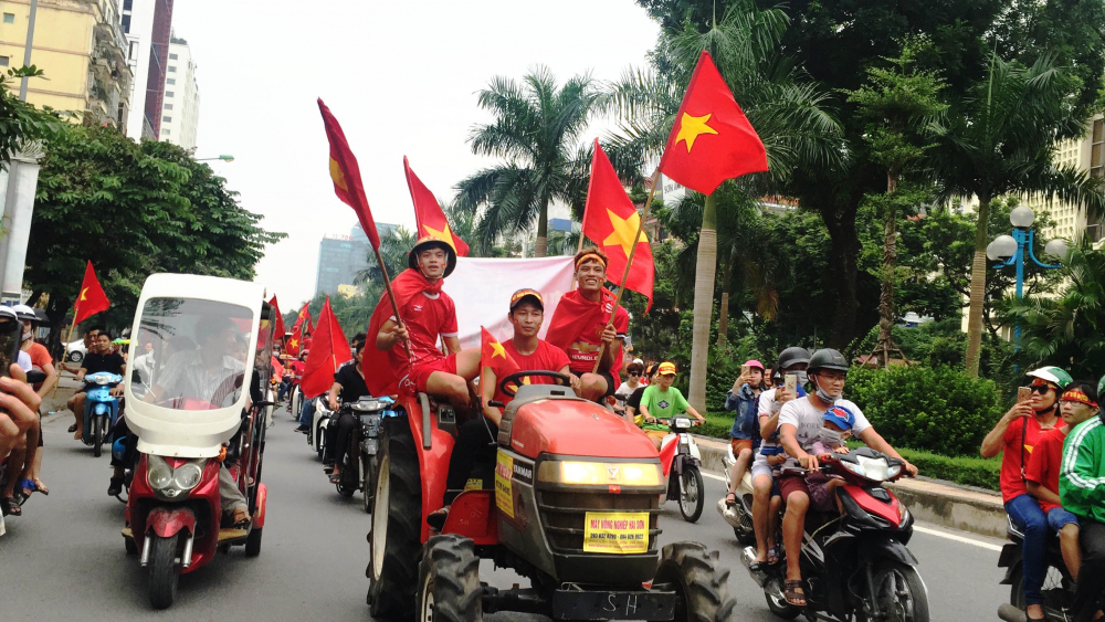 Những cổ động viên luôn nở một nụ cười tươi rói trên môi, thể hiện niềm tự hào dân tộc khi chào đón U23 Việt Nam.