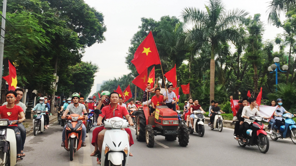 Dàn máy kéo đi đến đâu đều nhận được sự chú ý của mọi người...