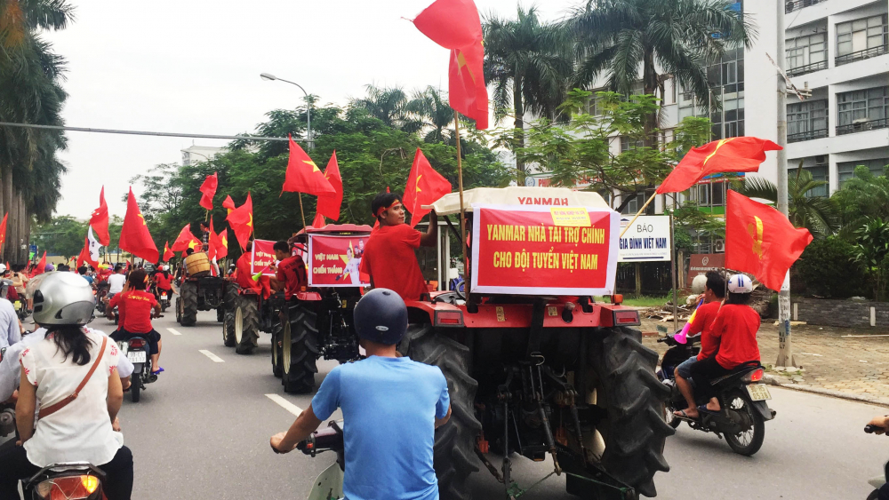 Sự nhiệt tình cổ động của những người ngồi trên dàn máy kéo đã thu hút rất nhiều người hâm mộ đi cùng đến sân vận động Mỹ Đình.